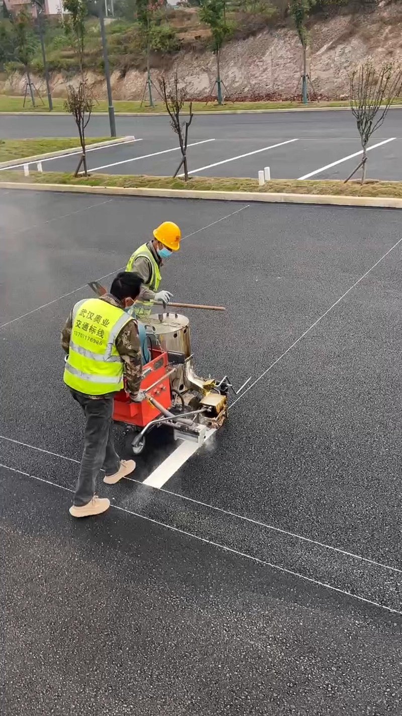 交通标志牌:城市道路的无声守护者